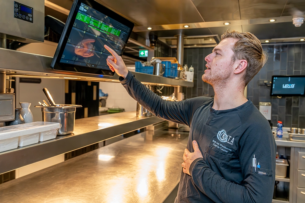 keukenbrigade bij een untill keukenscherm