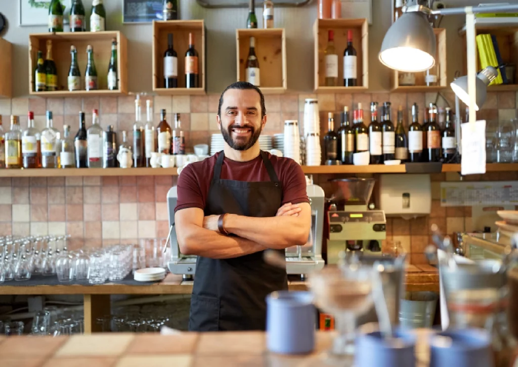 horecaondernemer achter een bar