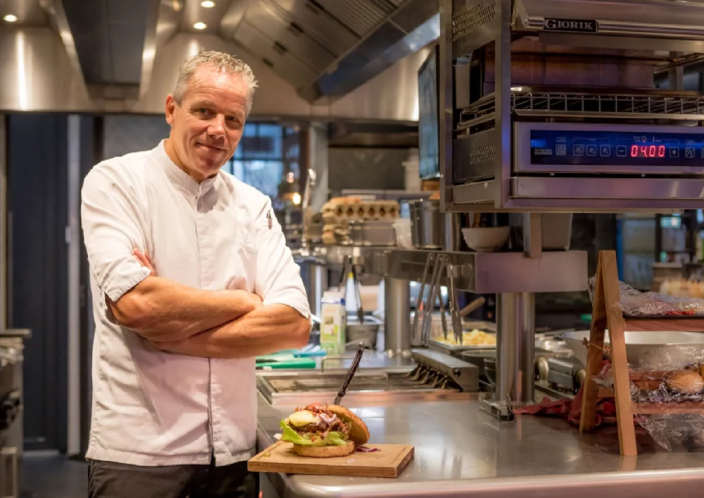 chef kok in een restaurantkeuken