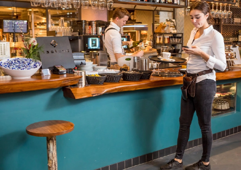 bediening aan het werk in een restaurant