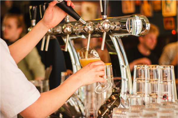 Bediening tapt een glas bier