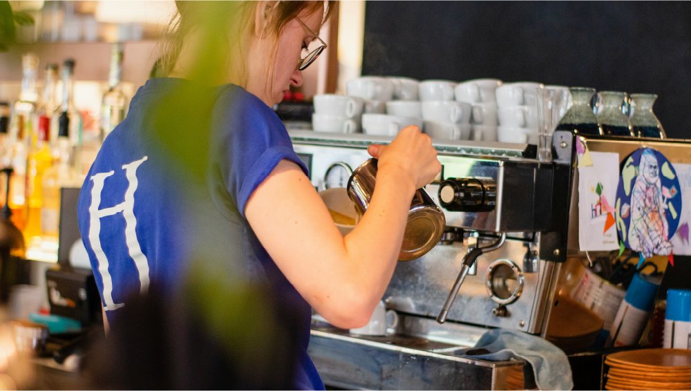 Barista aan het werk in een koffiezaak