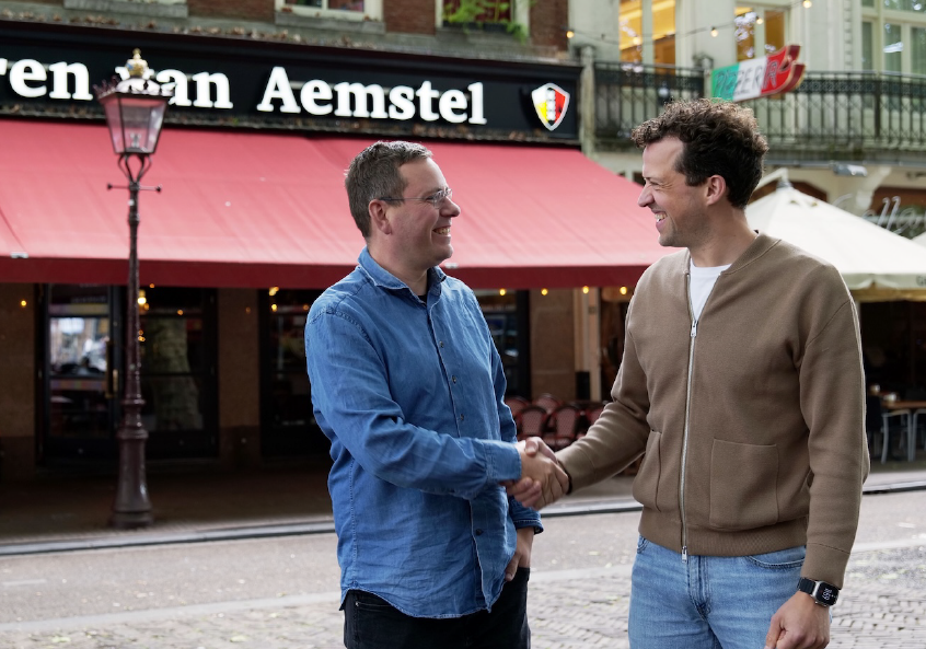Coen en Kevin schudden elkaar de hand voor De Heeren van Aemstel in Amsterdam