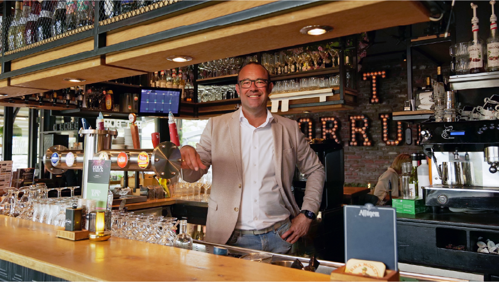 adnamics directeur Martin Limburg in een horecazaak