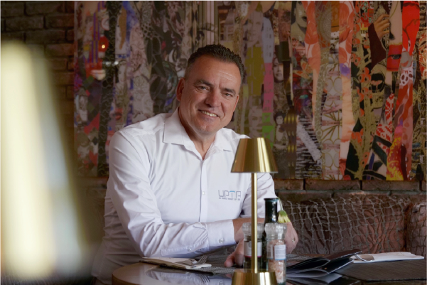 UPTA directeur André Kortlever in een restaurant