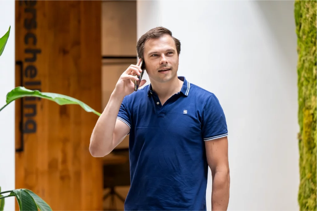 Adnamics collega Sander van den Burg aan het bellen