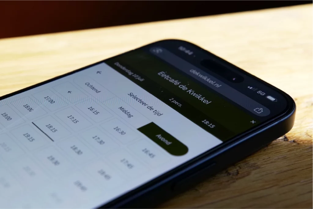 Website van De Kwikkel met Guestplan widget op smartphone