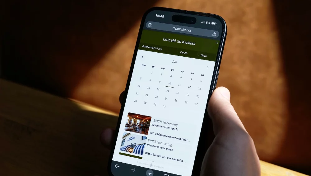 Website van De Kwikkel met Guestplan widget op smartphone