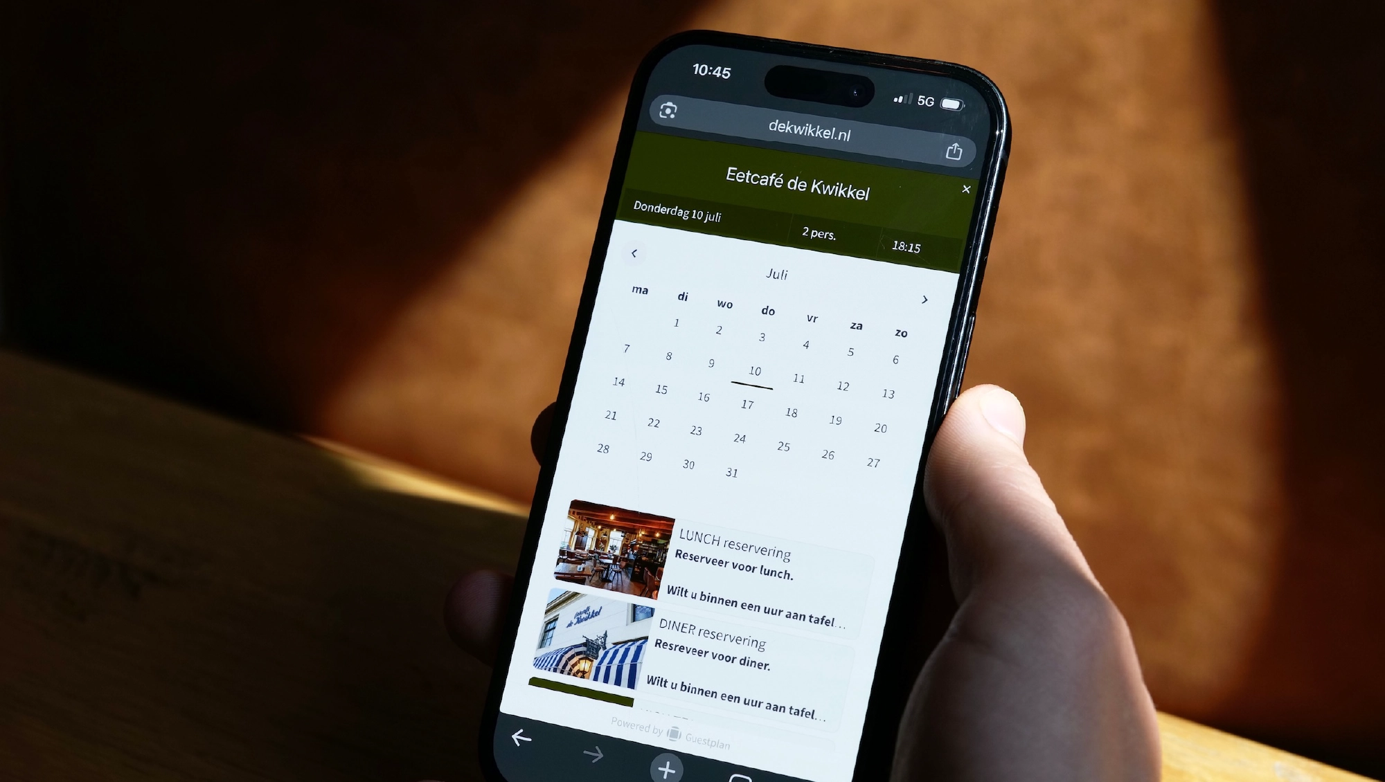 Website van De Kwikkel met Guestplan widget op smartphone