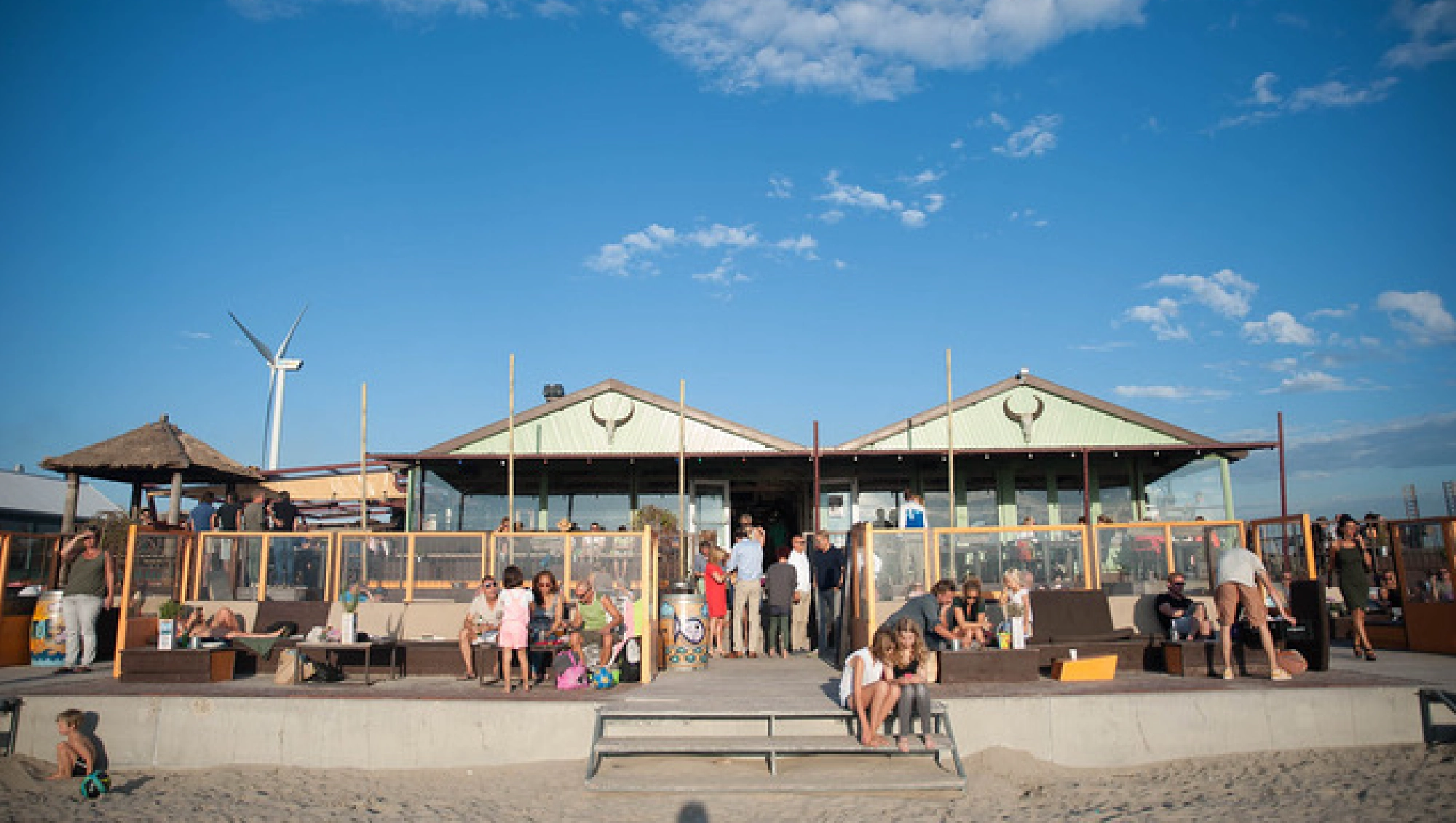 Strandpaviljoen Timboektoe in Wijk aan Zee met terras