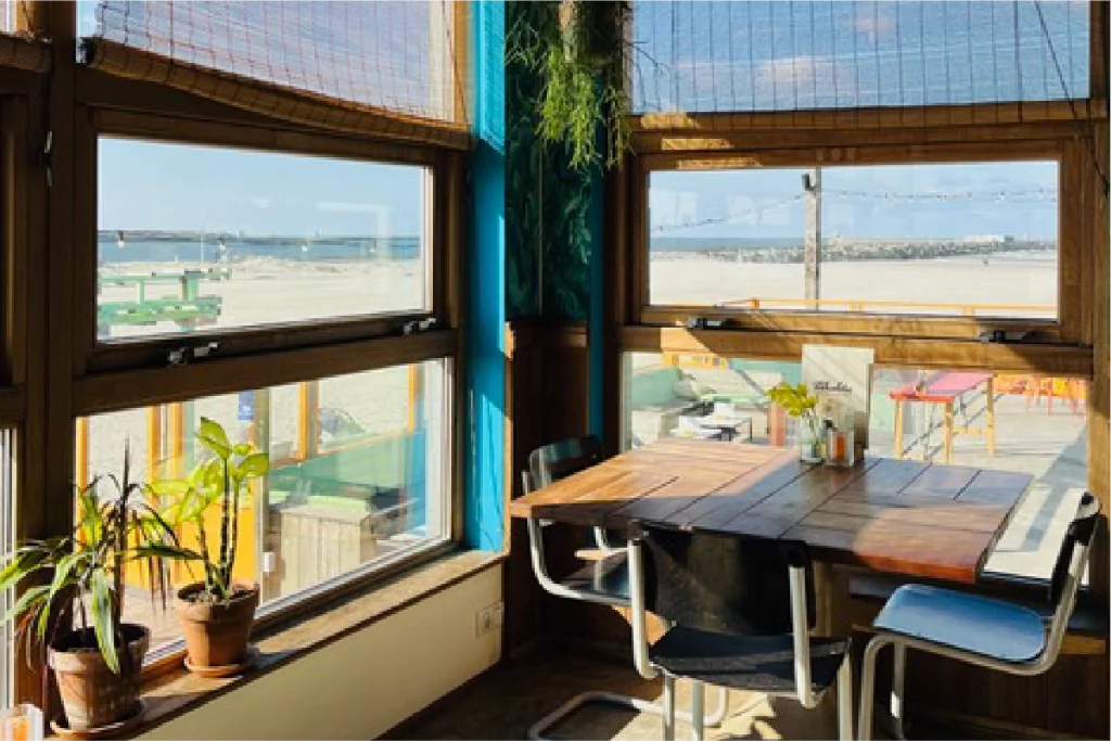 Interieur van strandpaviljoen Timboektoe in Wijk aan Zee