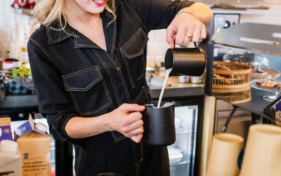 horeca barista schenkt melk