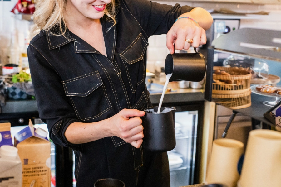 horeca barista schenkt melk