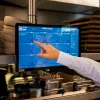 keukenpersoneel werkt met keukenscherm horeca