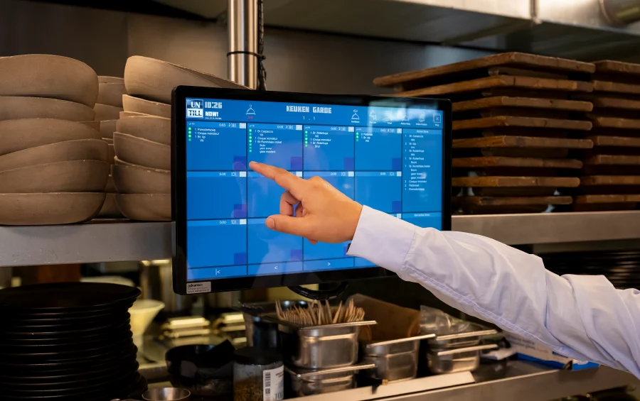 keukenpersoneel werkt met keukenscherm horeca