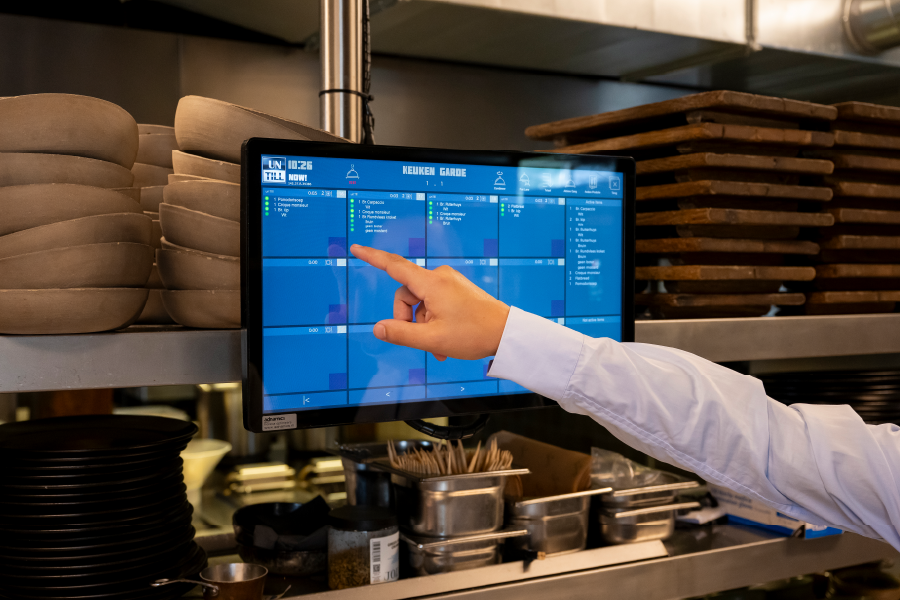 keukenpersoneel werkt met keukenscherm horeca