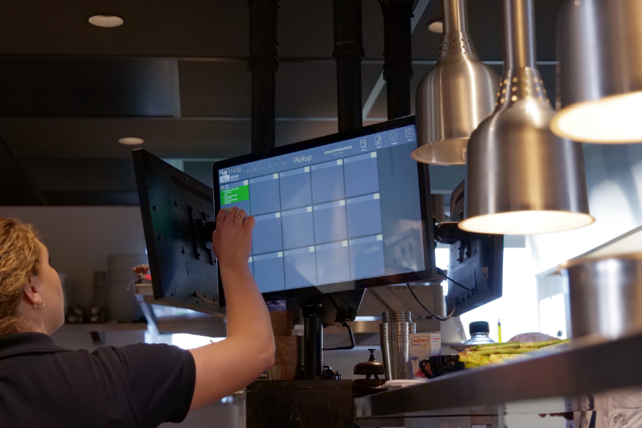 keukenpersoneel werkt met keukenscherm horeca
