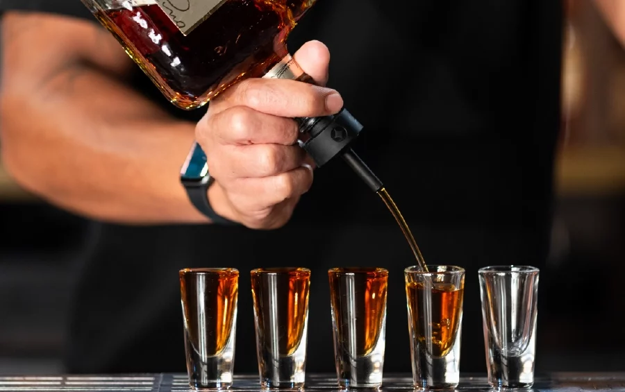 De Pourify Pourer in actie achter de bar