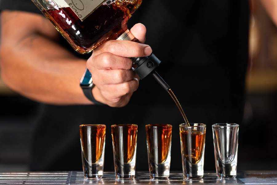 De Pourify Pourer in actie achter de bar