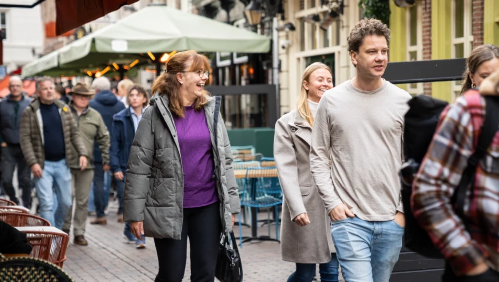 Deelnemers van de unTill klantendag lopen door de Korte Putstraat