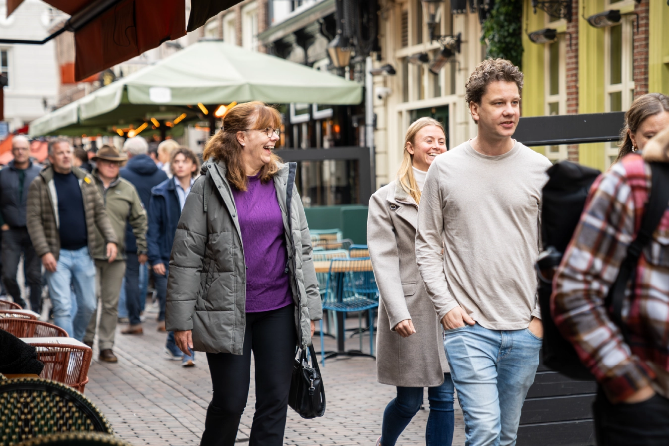 Deelnemers van de unTill klantendag lopen door de Korte Putstraat