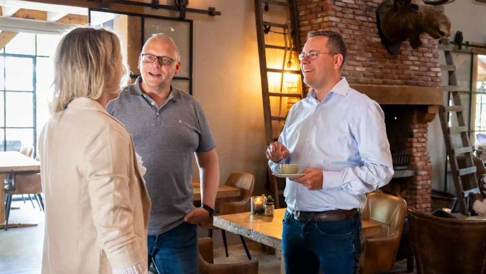 untill collega's in gesprek in een restaurant