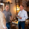 untill collega's in gesprek in een restaurant