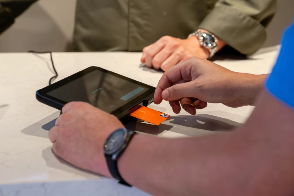 gast betaalt bij untill kassasysteem met klantdisplay