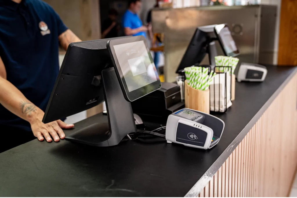 untill kassasysteem met pinautomaat op een balie