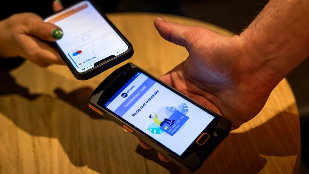 betalen via een horeca handheld aan tafel