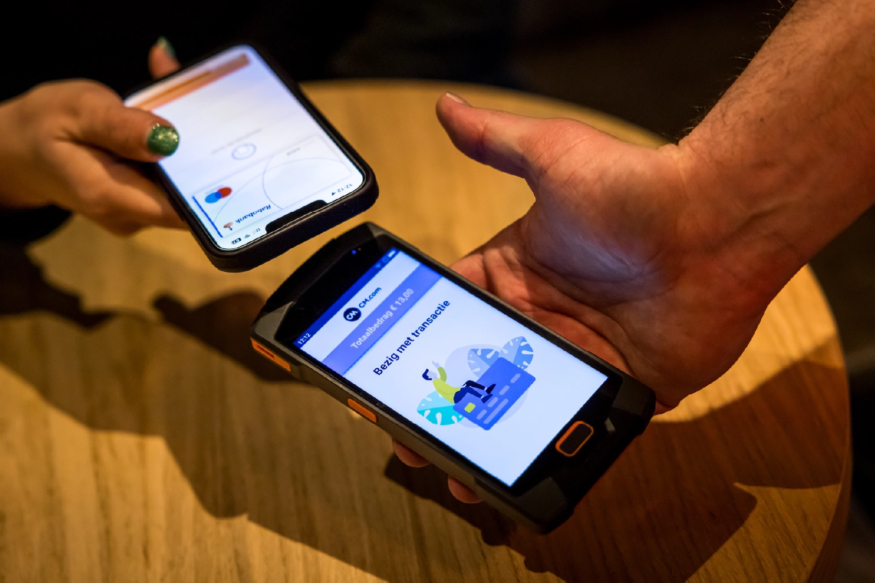 betalen via een horeca handheld aan tafel