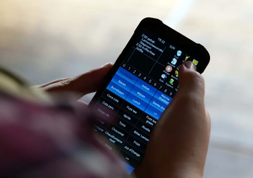 horeca bediening werkt met handheld
