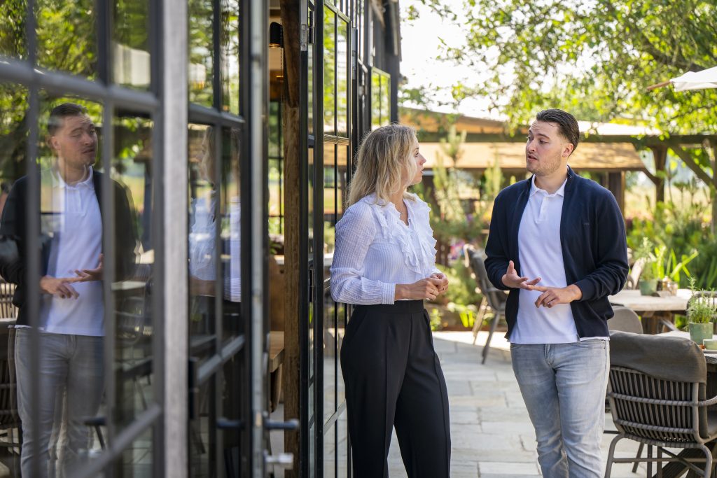 Twee collega's in gesprek op het terras