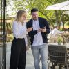 Horeca-adviseur die de handheld uitlegt
