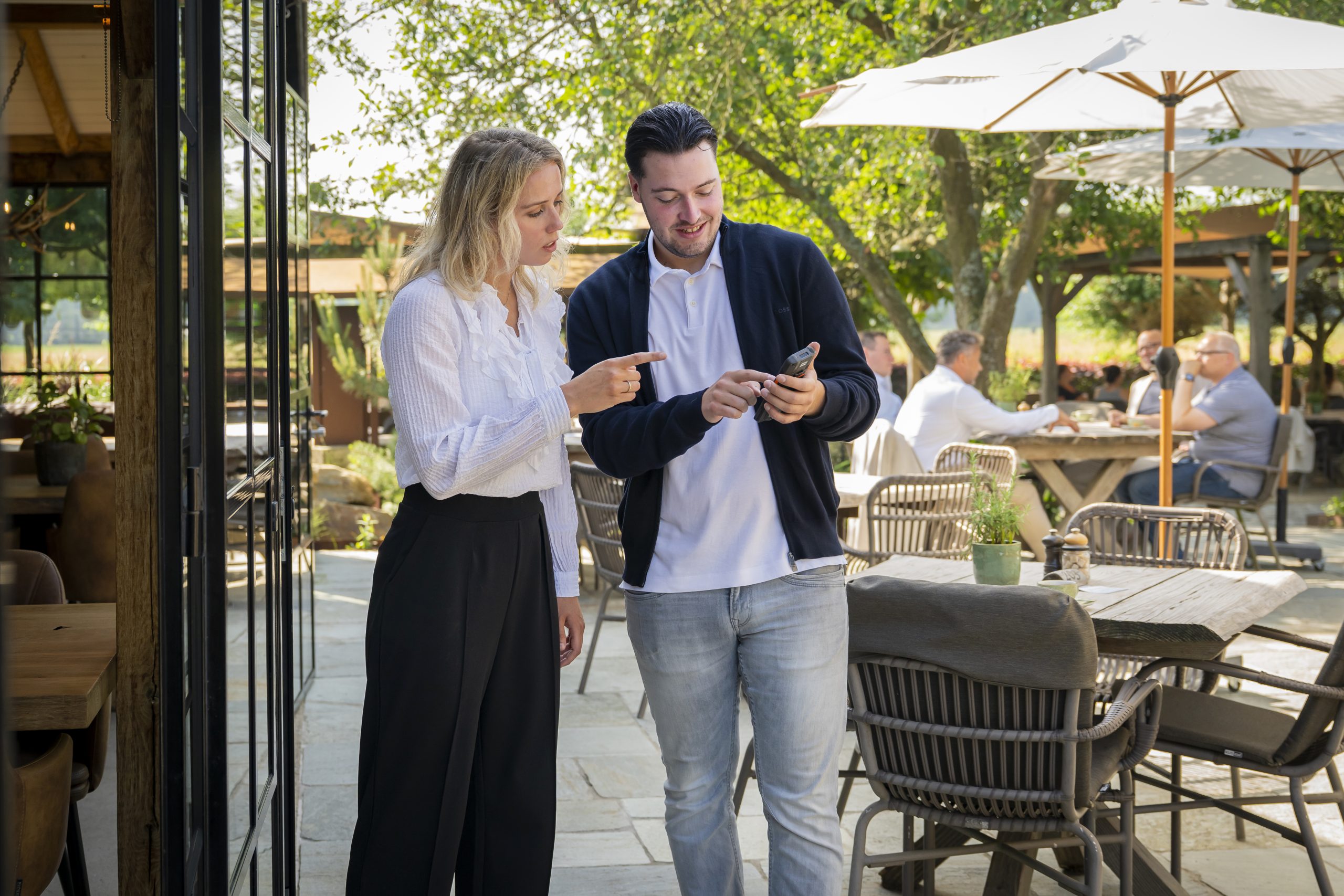 Horeca-adviseur die de handheld uitlegt