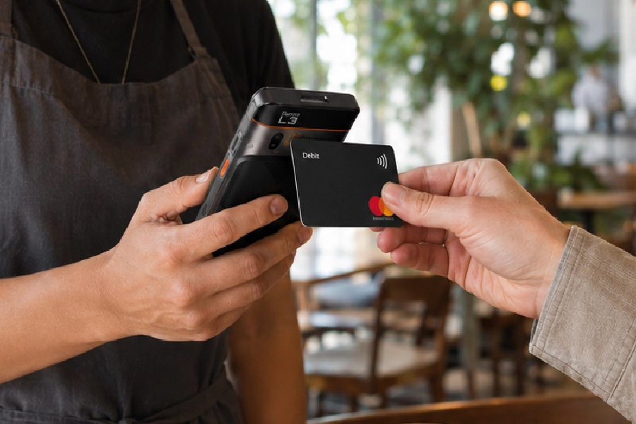 horeca bediening rekent contactloos af aan tafel