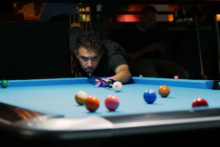 untill pooltafel met speler
