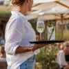 horeca bediening aan het werk op een terras