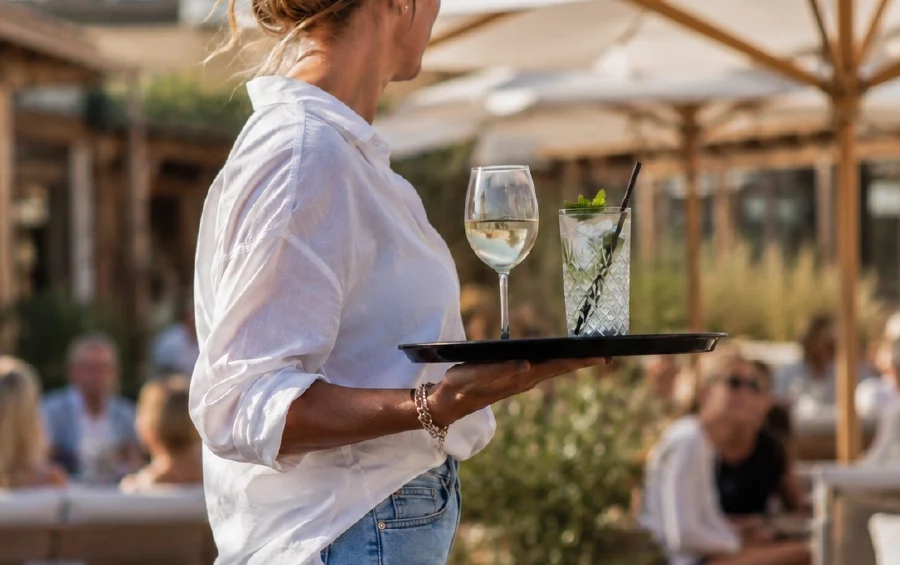 horeca bediening aan het werk op een terras