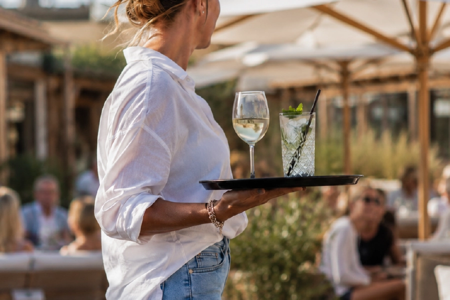 horeca bediening aan het werk op een terras