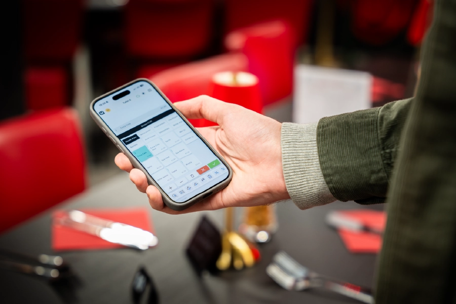 bediening met untill air kassa op smartphone bij house of regalo