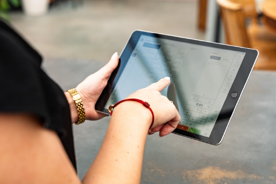 bediening met untill air tablet bij brass boer thuis