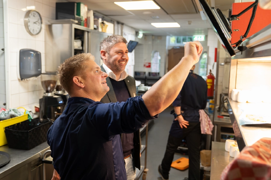 chef in de keuken van kasteel maurick