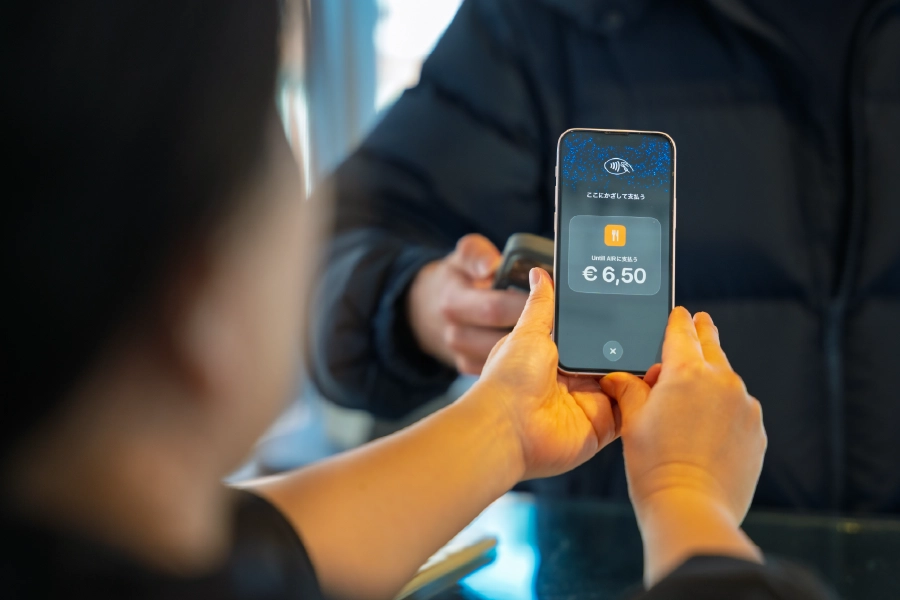 aya van everyday gohan doet een pinbetaling met untill payments