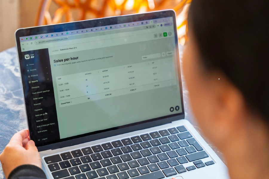 aya van everyday gohan bekijkt de untill air backoffice op een laptop