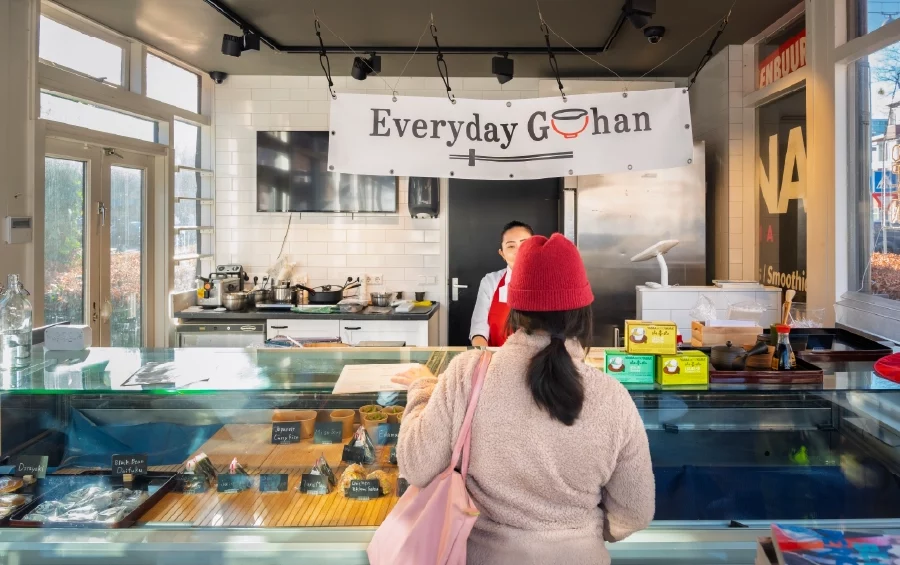 het interieur van sushi pop-up everyday gohan in rotterdam