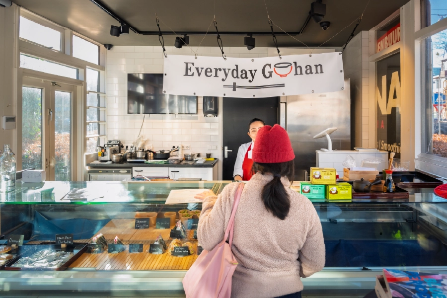 het interieur van sushi pop-up everyday gohan in rotterdam