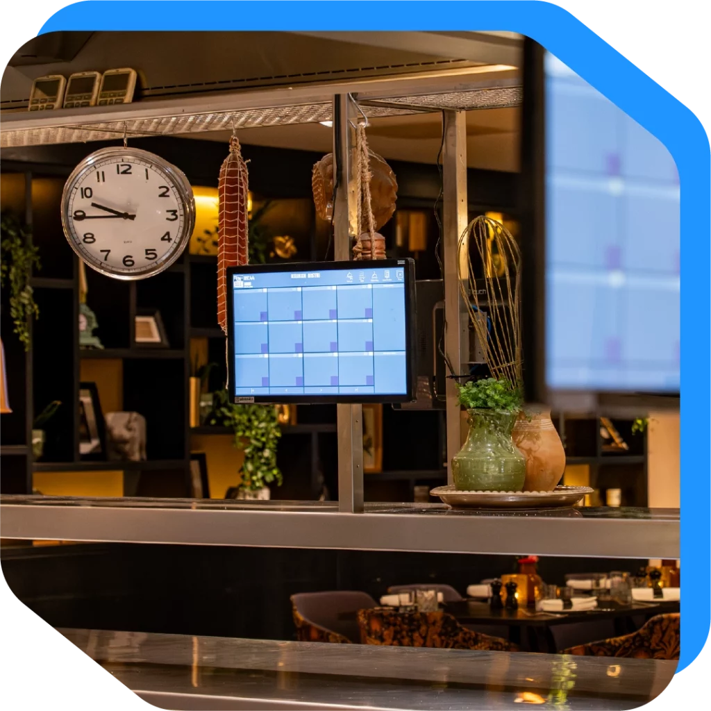 untill keukenschermen in een hotelkeuken