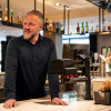 Lachende barman