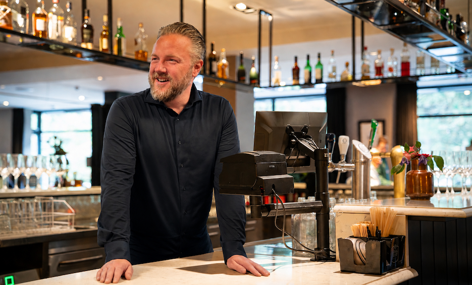Lachende barman